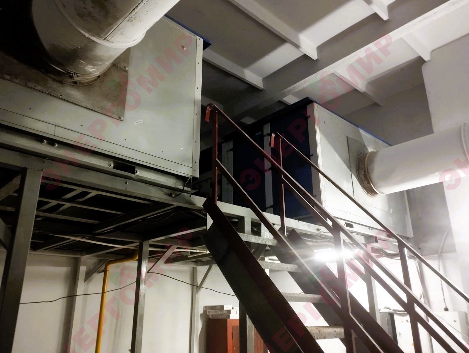 Воздухонагреватели ВТР-300 горизонтального исполнения, смонтированные на объекте Воздухонагреватели ВТР-300 горизонтального исполнения, смонтированные на объекте