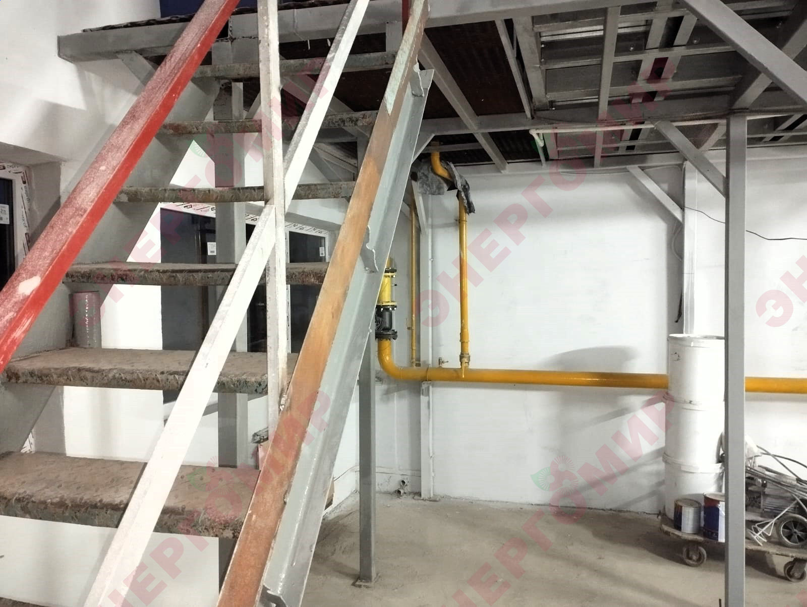 Газовая линия в производственном помещении Газовая линия в производственном помещении